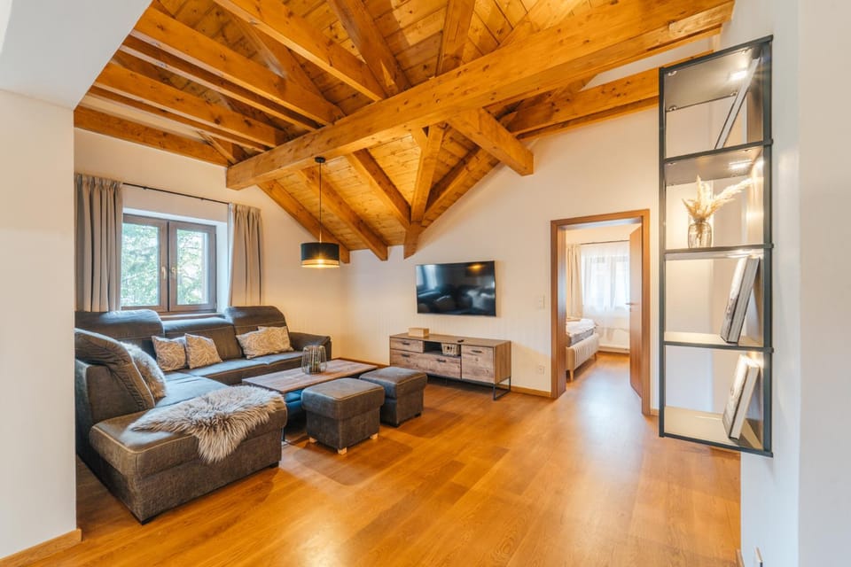 Communal lounge/ TV room, TV and multimedia, Living room, Seating area, Evening entertainment