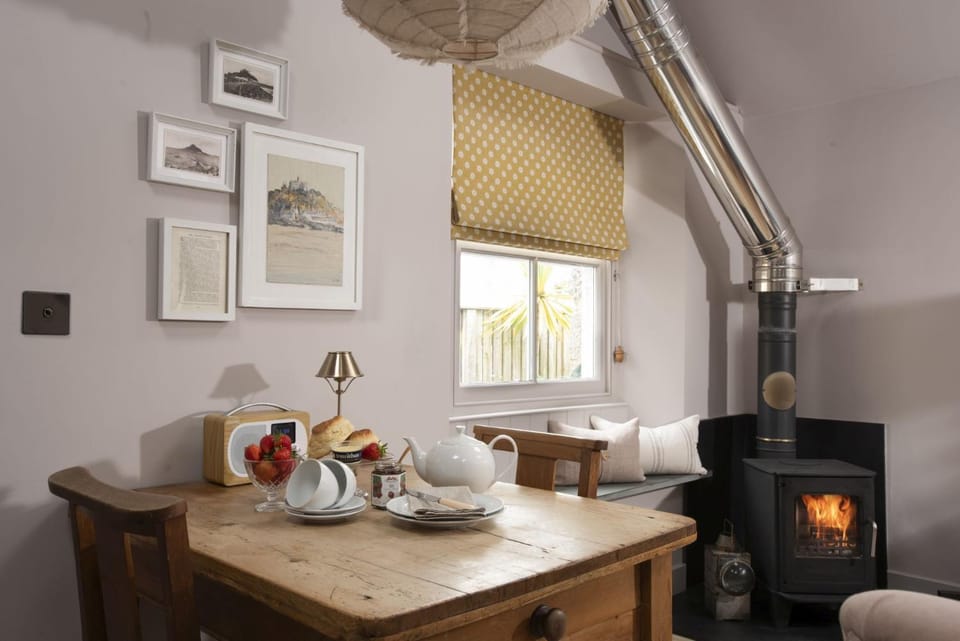 Coffee/tea facilities, Living room, Dining area, fireplace