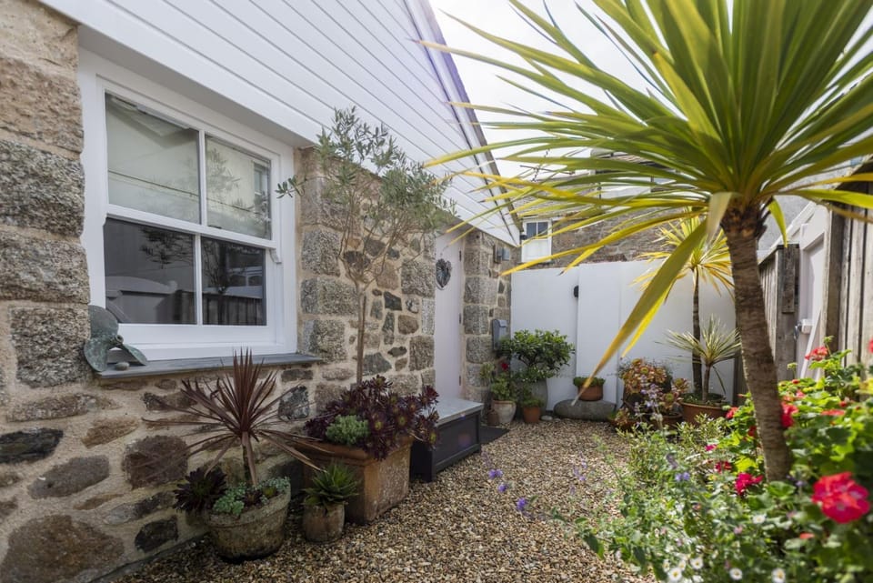 Facade/entrance, Garden
