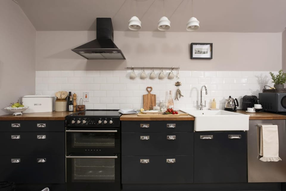 Coffee/tea facilities, Kitchen or kitchenette, oven, pet friendly, stove, toaster
