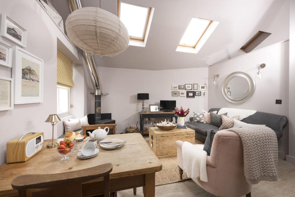 TV and multimedia, Coffee/tea facilities, Living room, Seating area, Dining area