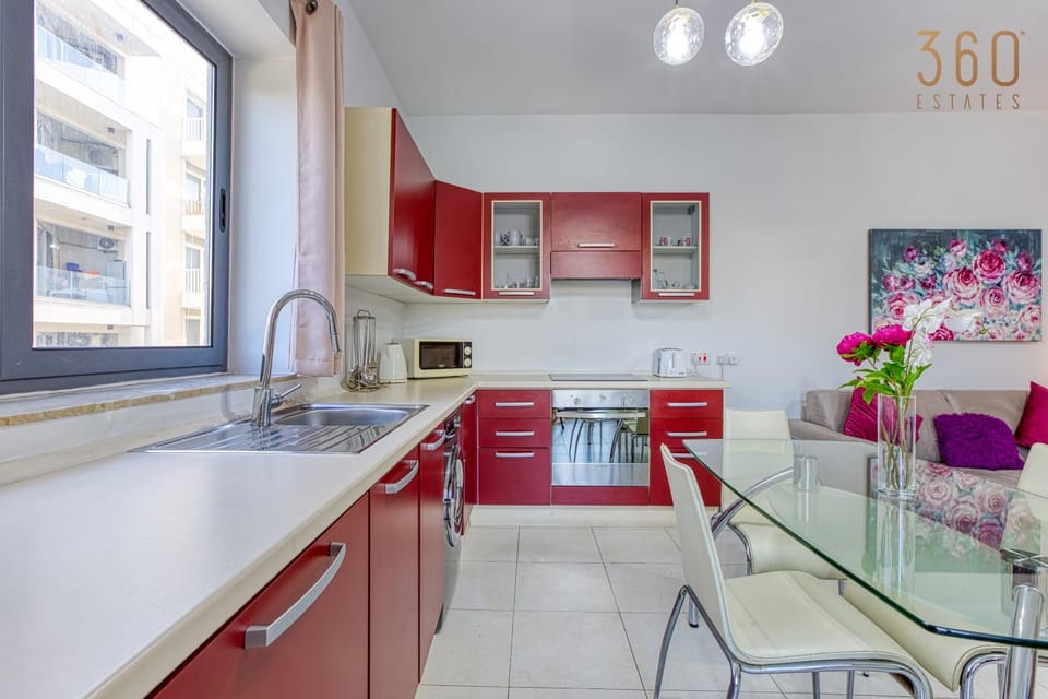 Kitchen or kitchenette, Dining area, dishwasher, minibar, oven, stove