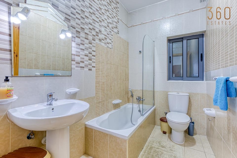 Shower, Toilet, Bathroom, Bath, bidet, towels