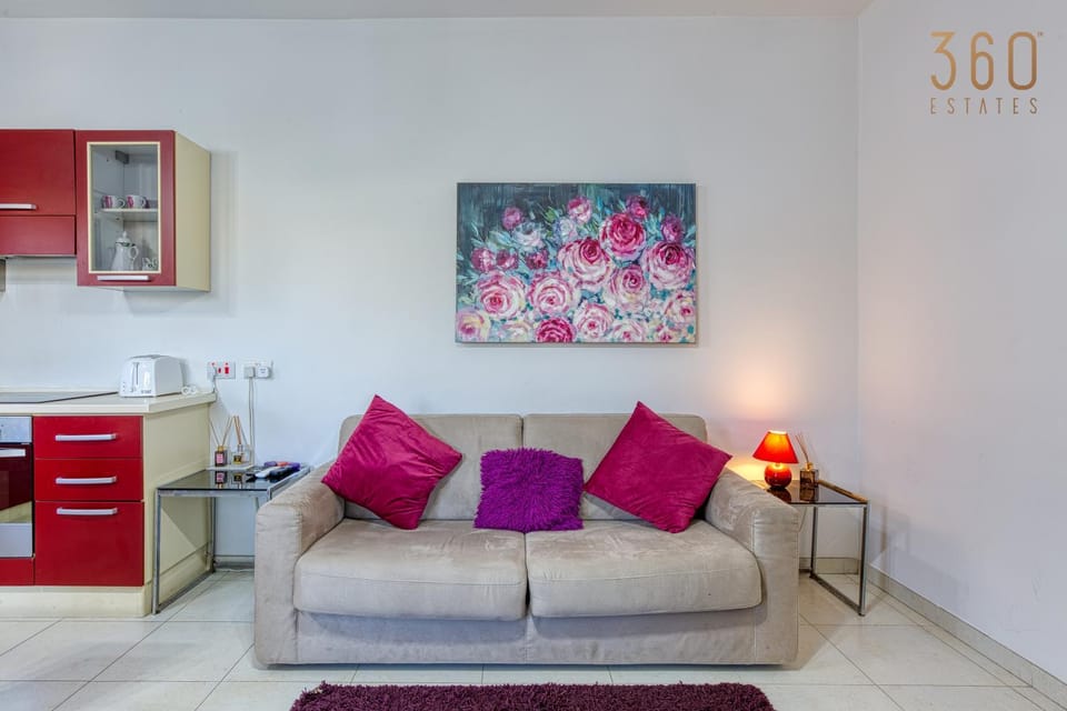 Kitchen or kitchenette, Living room, Seating area, minibar, oven, stove