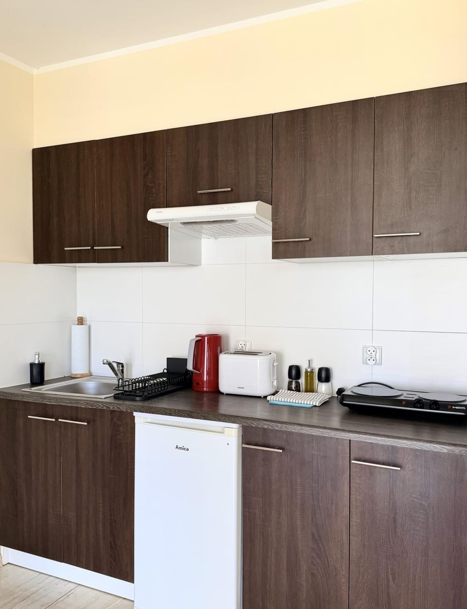 Kitchen or kitchenette, oven