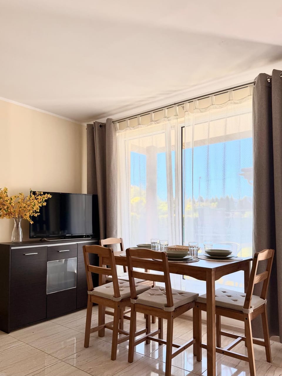 Communal lounge/ TV room, TV and multimedia, Living room, Dining area