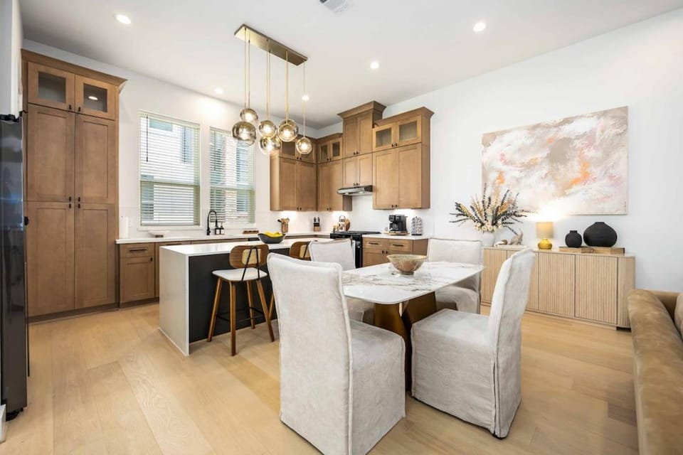 Walk to FIFA Fan Fest! Modern 3BR Townhome House in Houston
