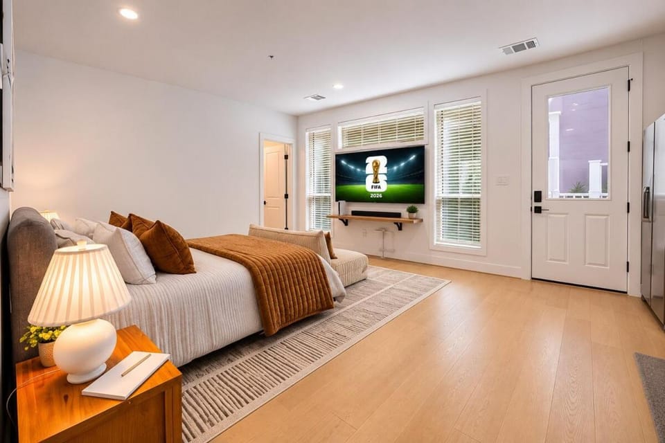 Walk to FIFA Fan Fest! Modern 3BR Townhome House in Houston
