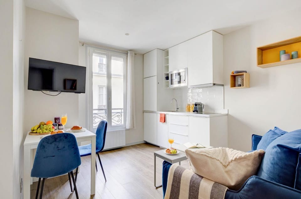 TV and multimedia, Coffee/tea facilities, Kitchen or kitchenette, Living room, Seating area