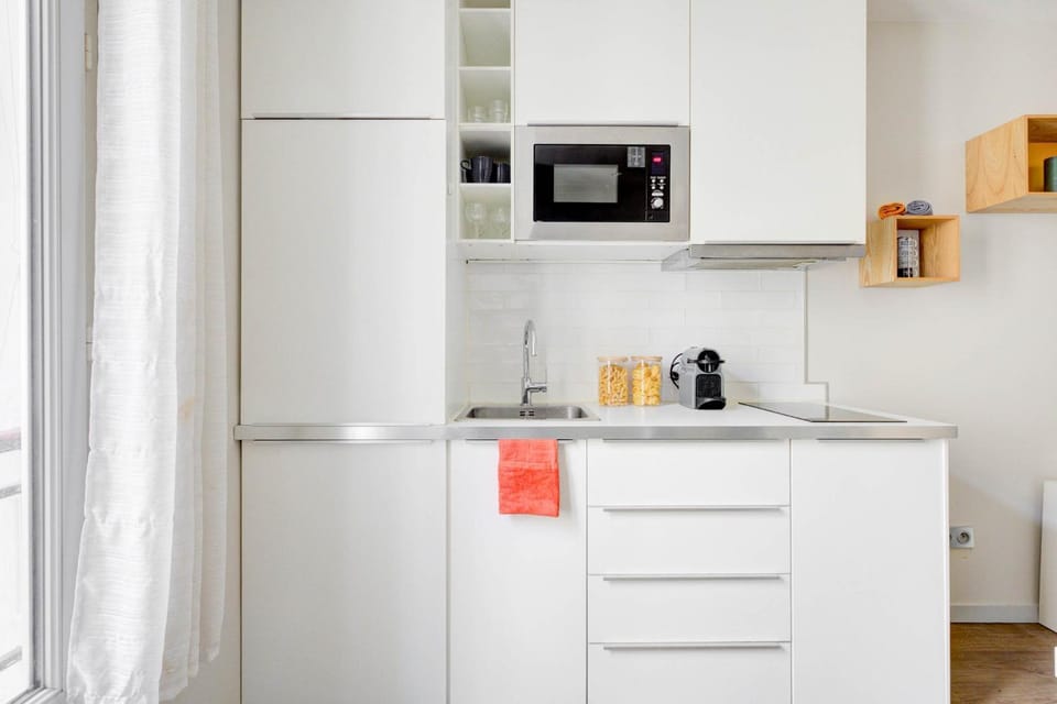 Coffee/tea facilities, Kitchen or kitchenette, stove