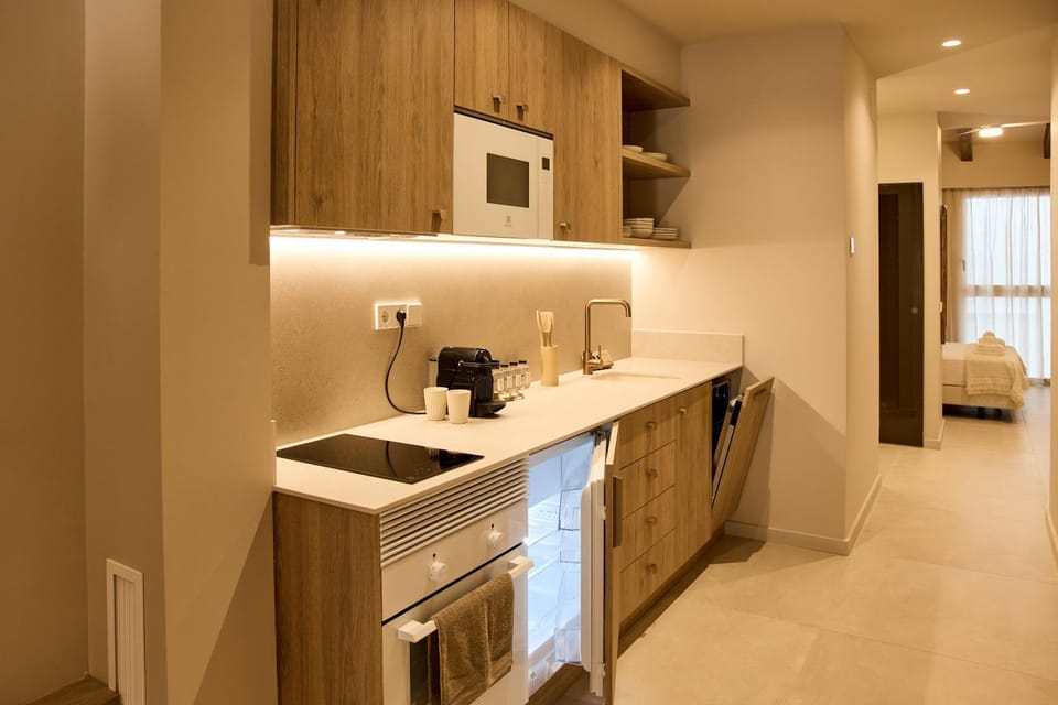 Kitchen or kitchenette, microwave, stove