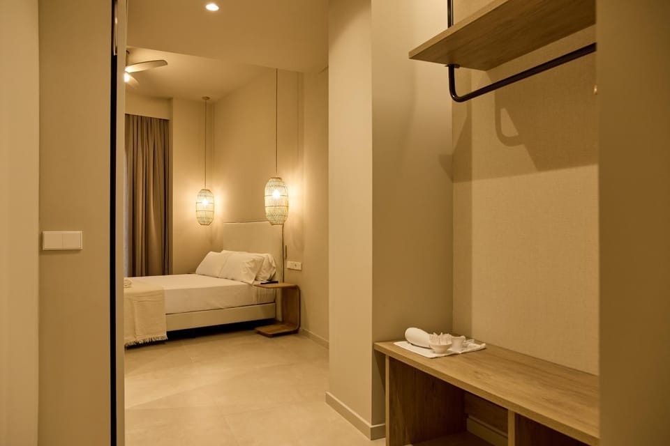 Photo of the whole room, Bedroom, wardrobe