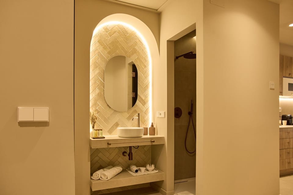 Bathroom, hair dryier, towels