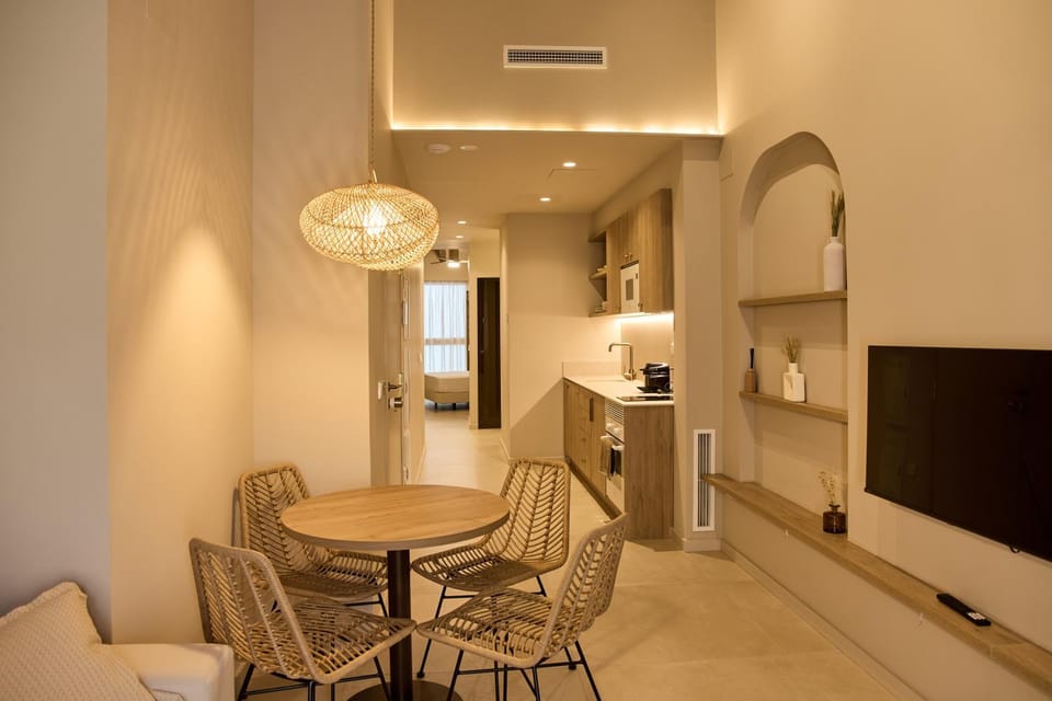 TV and multimedia, Kitchen or kitchenette, Living room, Seating area, Dining area, oven