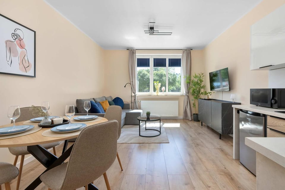 TV and multimedia, Kitchen or kitchenette, Living room, Seating area, Dining area
