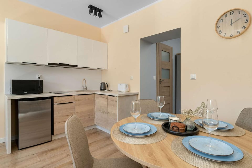 Coffee/tea facilities, Kitchen or kitchenette, Dining area, stove