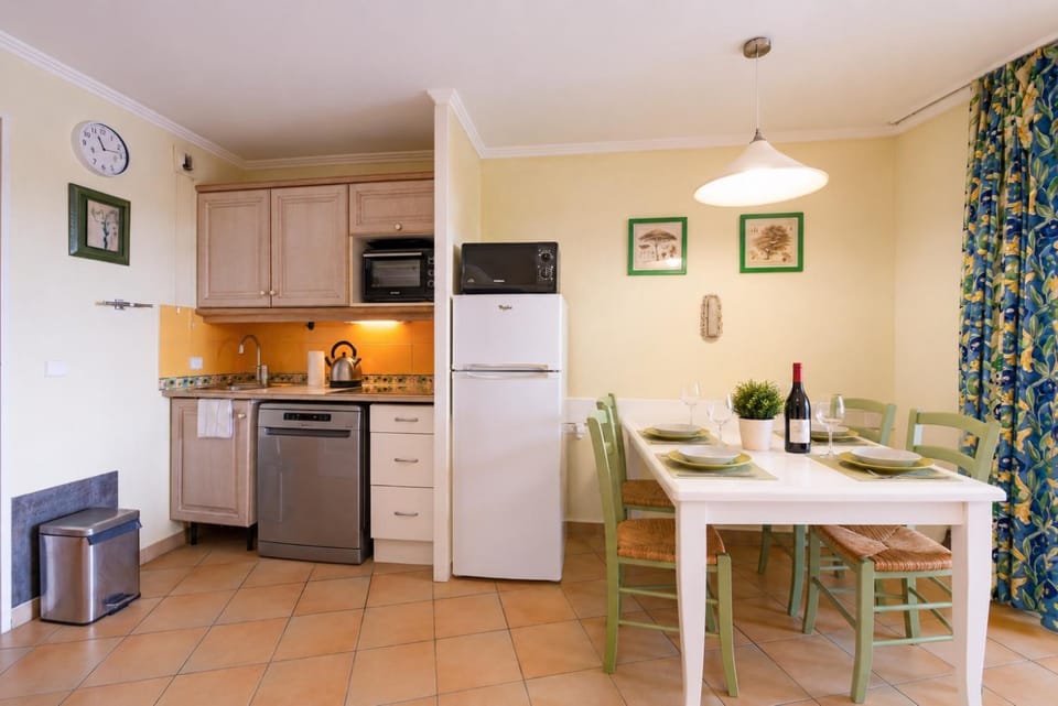 Pool and Sea View, Beach Access, Parking by White House Apartment in Sainte-Maxime