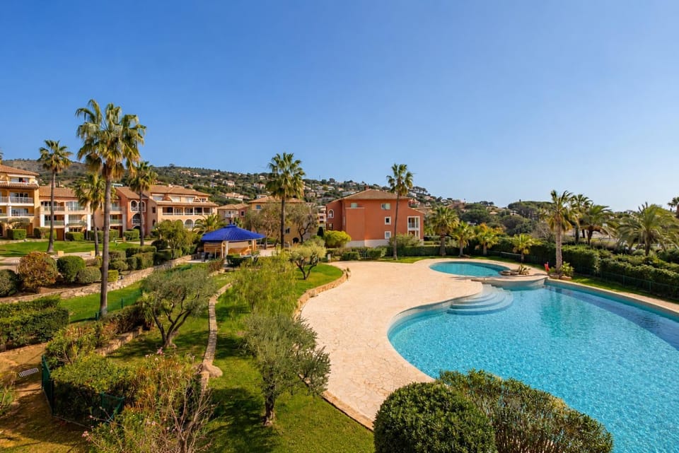 Pool and Sea View, Beach Access, Parking by White House Apartment in Sainte-Maxime