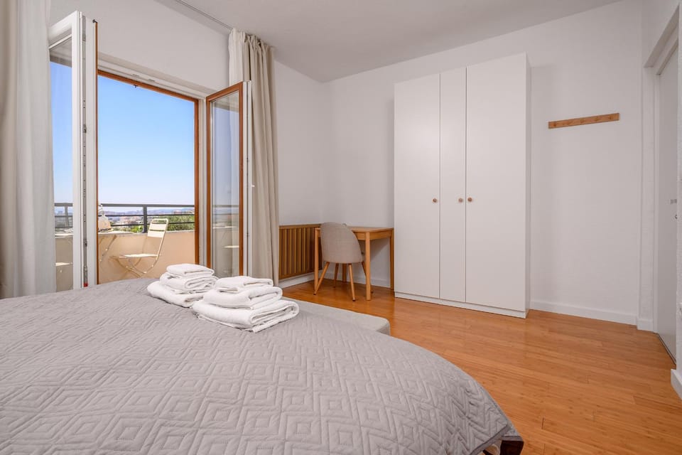 Bed, Bedroom, towels
