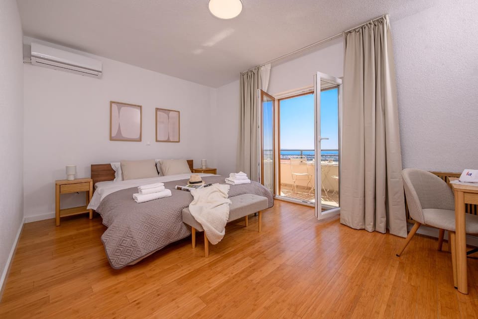 Bed, Bedroom, air conditioner