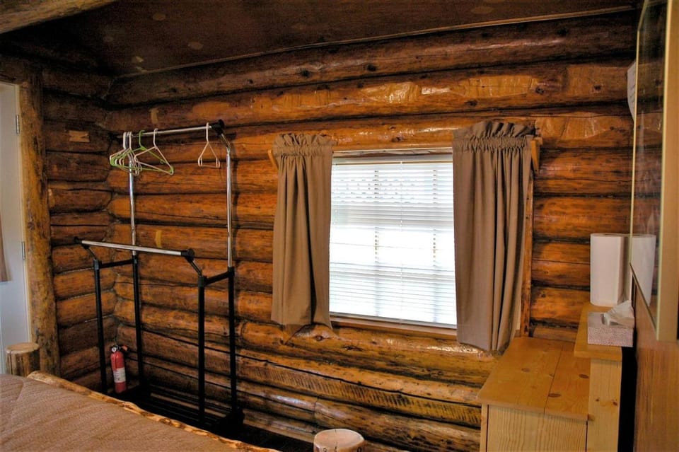 Traditional Log Cabin with Large Windows on the Kenai Peninsula, Alaska Cabin in Cooper Landing