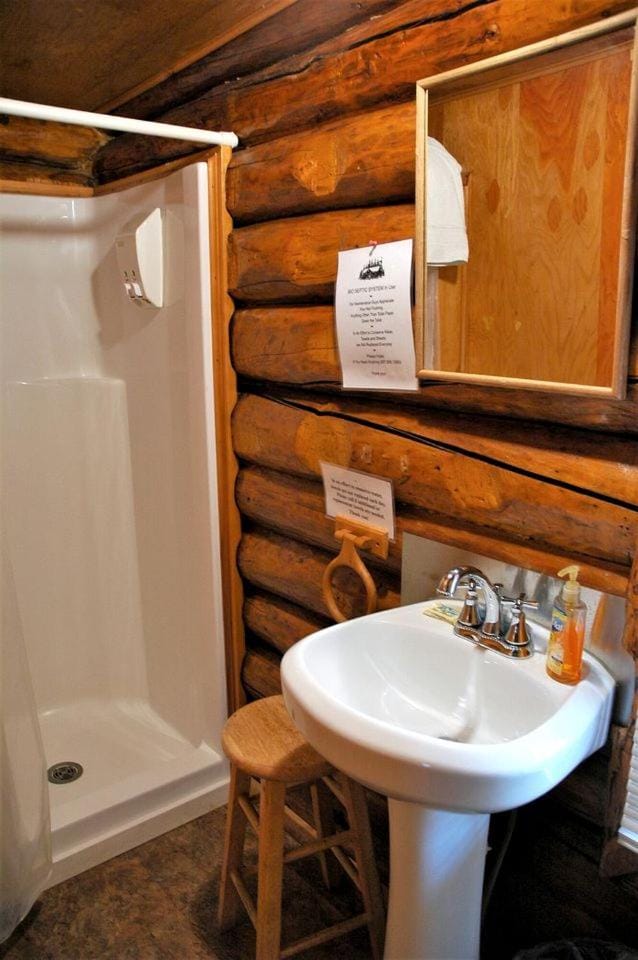 Traditional Log Cabin with Large Windows on the Kenai Peninsula, Alaska Cabin in Cooper Landing