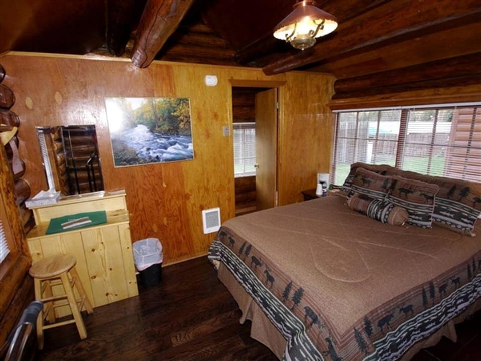 Traditional Log Cabin with Large Windows on the Kenai Peninsula, Alaska Cabin in Cooper Landing