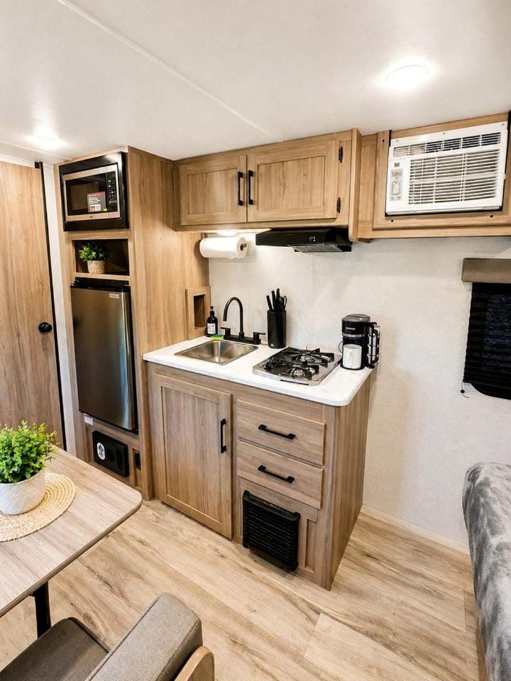 Serene Canyon Camper Queen with Private Outdoor Seating near Route 66, Williams, Arizona House in Williams