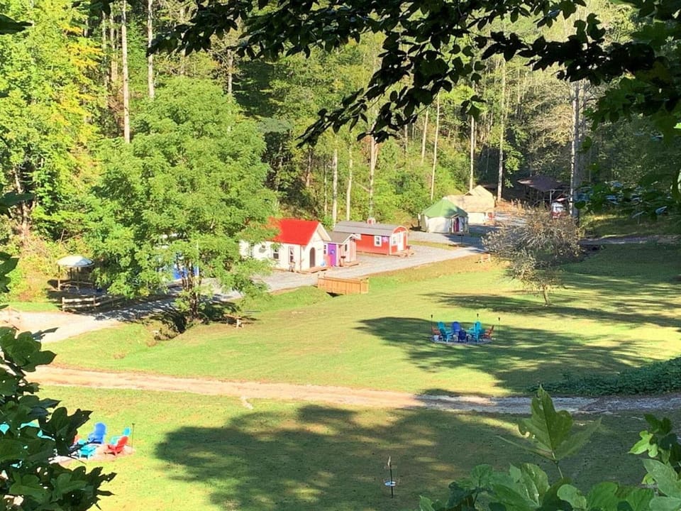 Fantastic Jazz-Themed Tiny House near Bryson City, North Carolina House in Fontana Lake