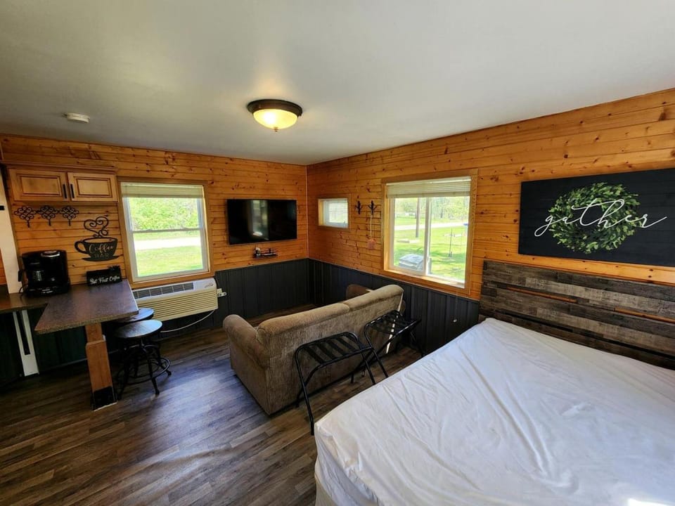 Tranquil Cottage with Picnic Table and Fire Ring in Trempealeau, Wisconsin House in Trempealeau