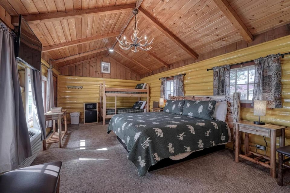 Charming Family Log Cabin, the Perfect Base for Exploring East Idaho in Ashton Cabin in Ashton