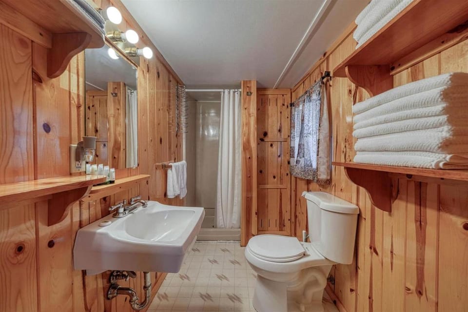 Charming Family Log Cabin, the Perfect Base for Exploring East Idaho in Ashton Cabin in Ashton