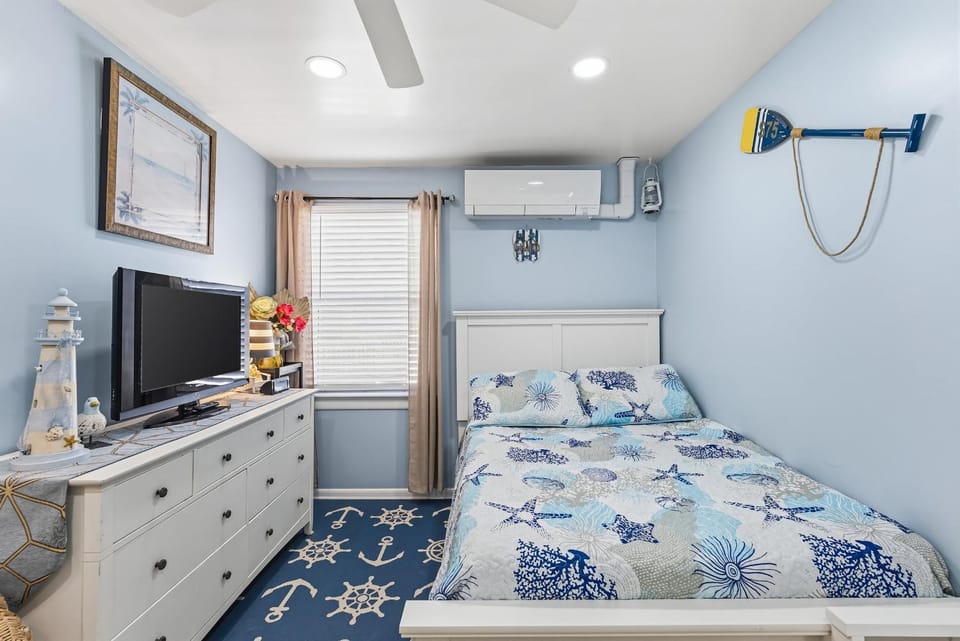 Beachside 2BR Condo in Wildwood Crest with Deck, BBQ & Parking House in Wildwood Crest