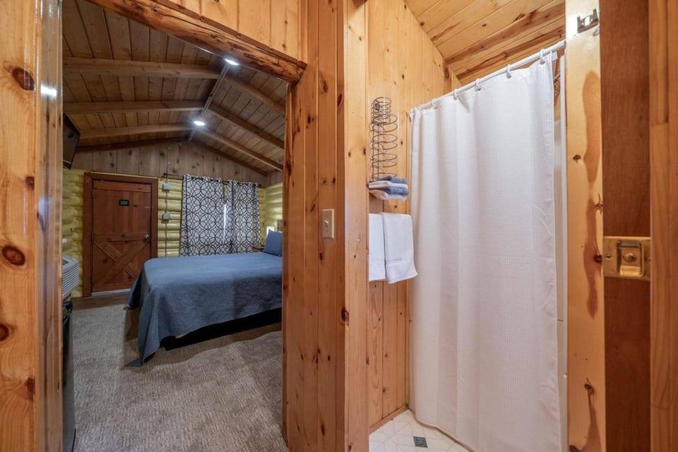Cute Log Cabin for a Cozy Couples Retreat near Yellowstone in Ashton, Idaho Cabin in Ashton