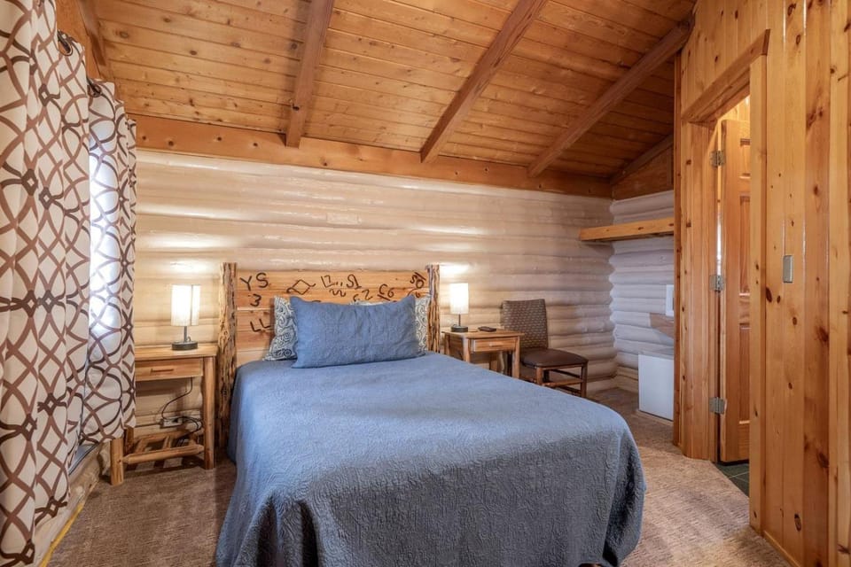 Relaxing Log Cabin for a Memorable Couples Getaway near Grand Teton National Park in Idaho Cabin in Ashton