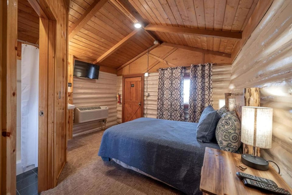 Historic Log Cabin for Two near Yellowstone National Park in Ashton, Idaho Cabin in Ashton