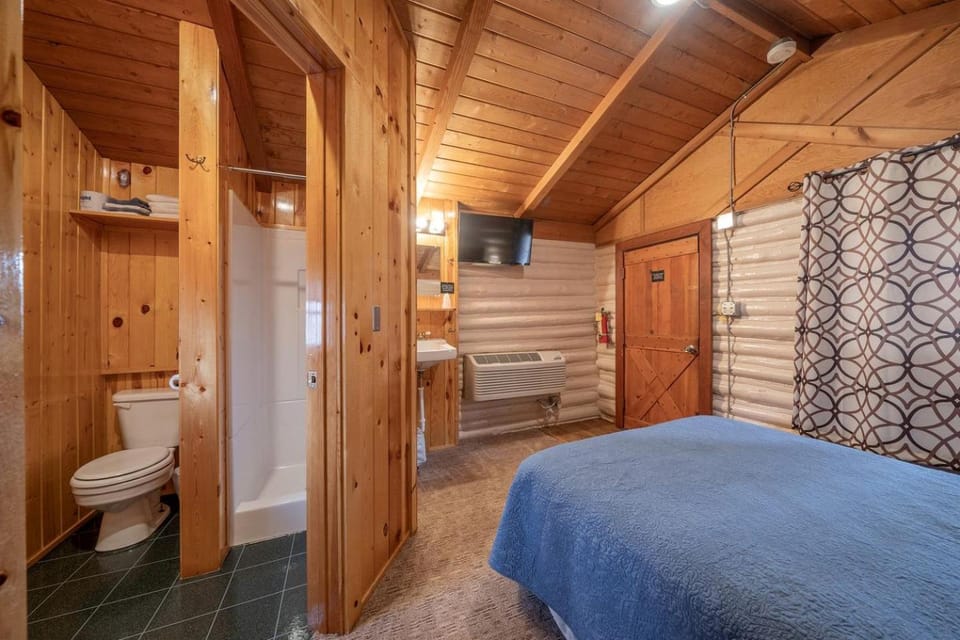 Historic Log Cabin for Two near Yellowstone National Park in Ashton, Idaho Cabin in Ashton