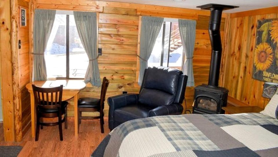 Classic Log Cabin with Fireplace in Red Feather Lakes, Perfect for a Romantic Weekend in the Rocky Mountains Cabin in Red Feather Lakes