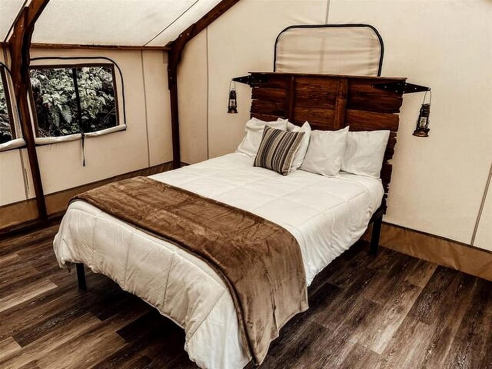 Pet-Friendly Safari Tent in Forks, near The Butchart Gardens, Perfect for a Weekend to Disconnect House in Washington