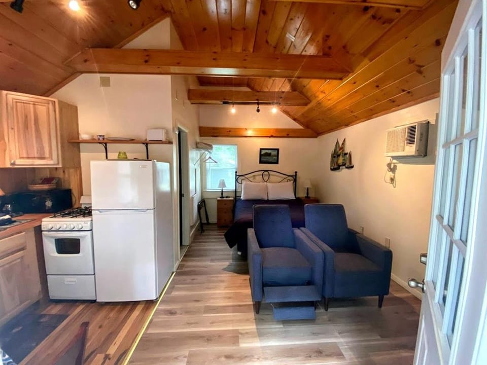 Cozy Cottage with Private Patio & Modern Amenities near Camden, Maine House in Camden