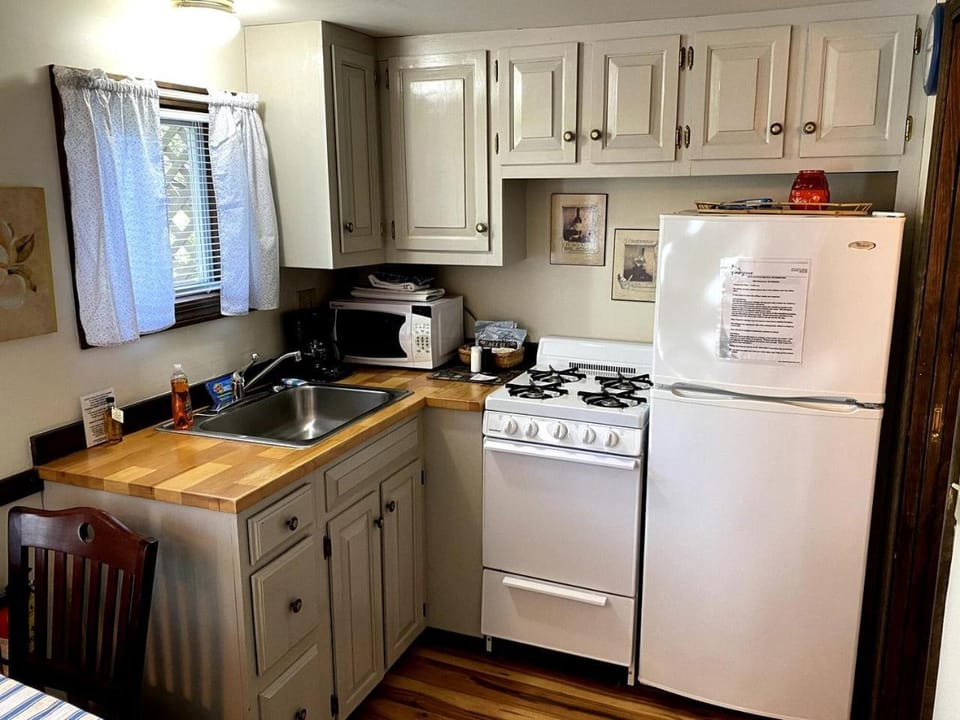 Cozy Maine Cottage with Outdoor Dining & Modern Comforts near Camden House in Camden