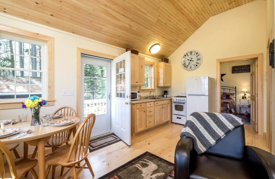 Charming Cottage Retreat with Private Deck and BBQ near Camden, Maine House in Camden