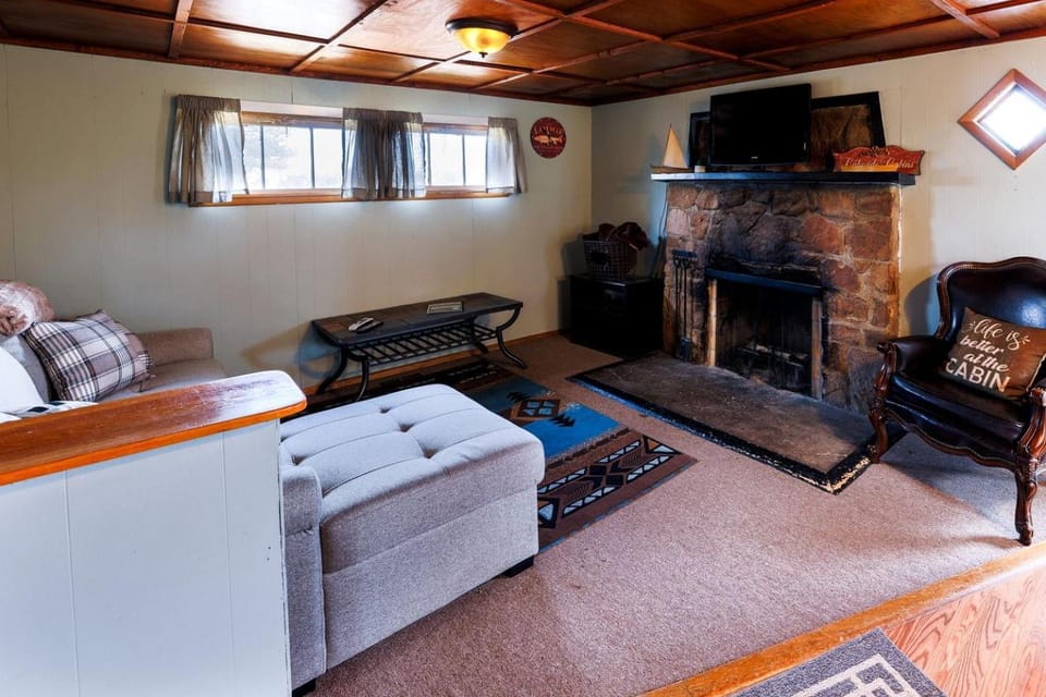 Historic Log Cabin with Fireplace and Mountain Views, Perfect for a Weekend Getaway to Red Lakes, company Cabin in Red Feather Lakes