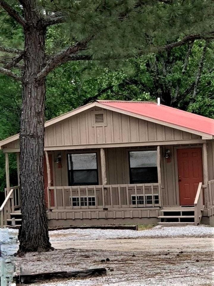 Simple Cabin with Queen Sized Bed near the Ozark National Forest, Perfect for a Glamping Getaway Cabin in Mountain View
