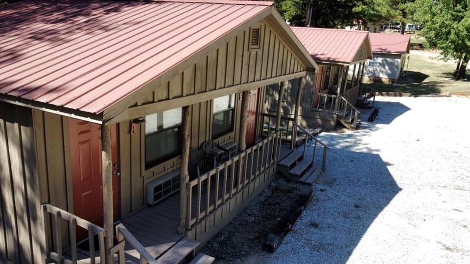 Simple Cabin with Queen Sized Bed near the Ozark National Forest, Perfect for a Glamping Getaway Cabin in Mountain View