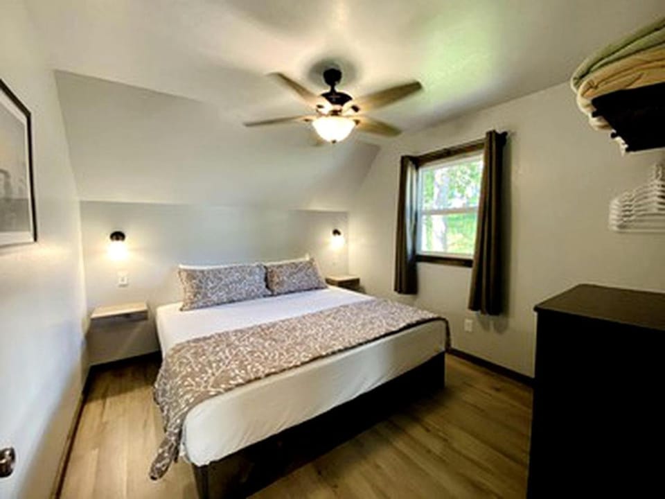 Table Rock Lake Glamping Getaway in a Luxury Cabin Cabin in Indian Point