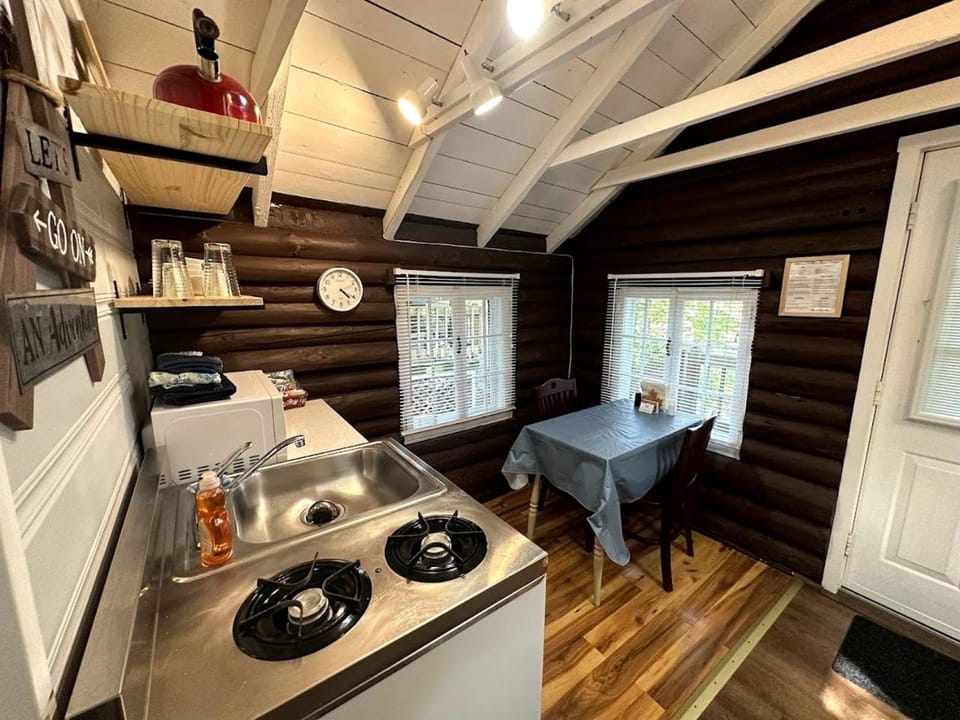 Romantic Cottage Retreat for Couples near Lincolnville, Maine House in Camden