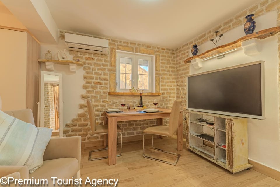 TV and multimedia, Seating area, Dining area, air conditioner