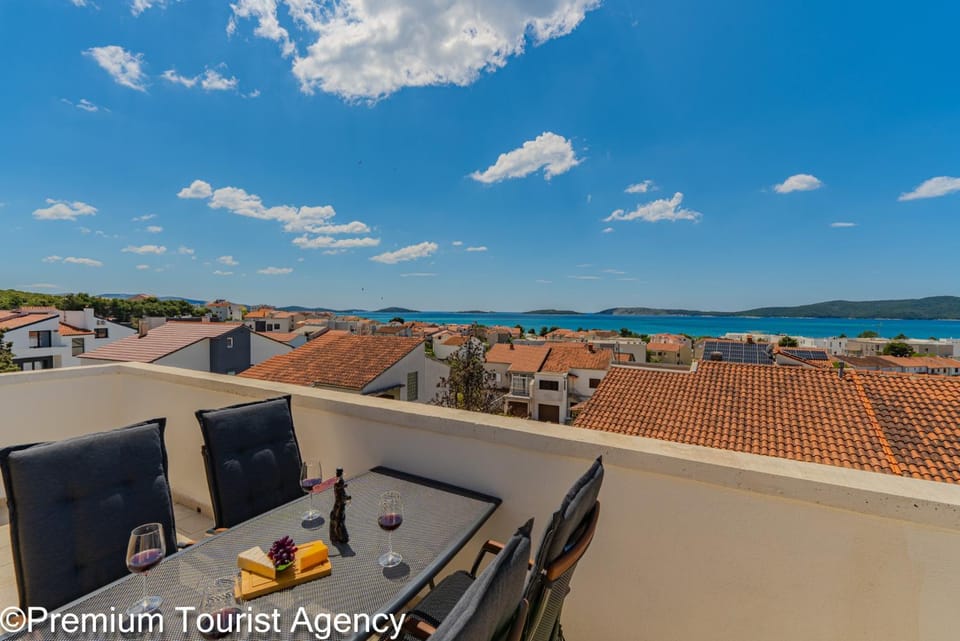 Day, View (from property/room), Balcony/Terrace, Seating area, Dining area, Sea view