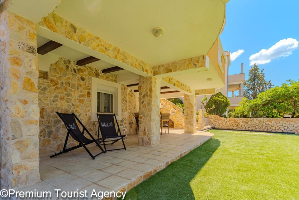 Property building, Patio, Day, Balcony/Terrace